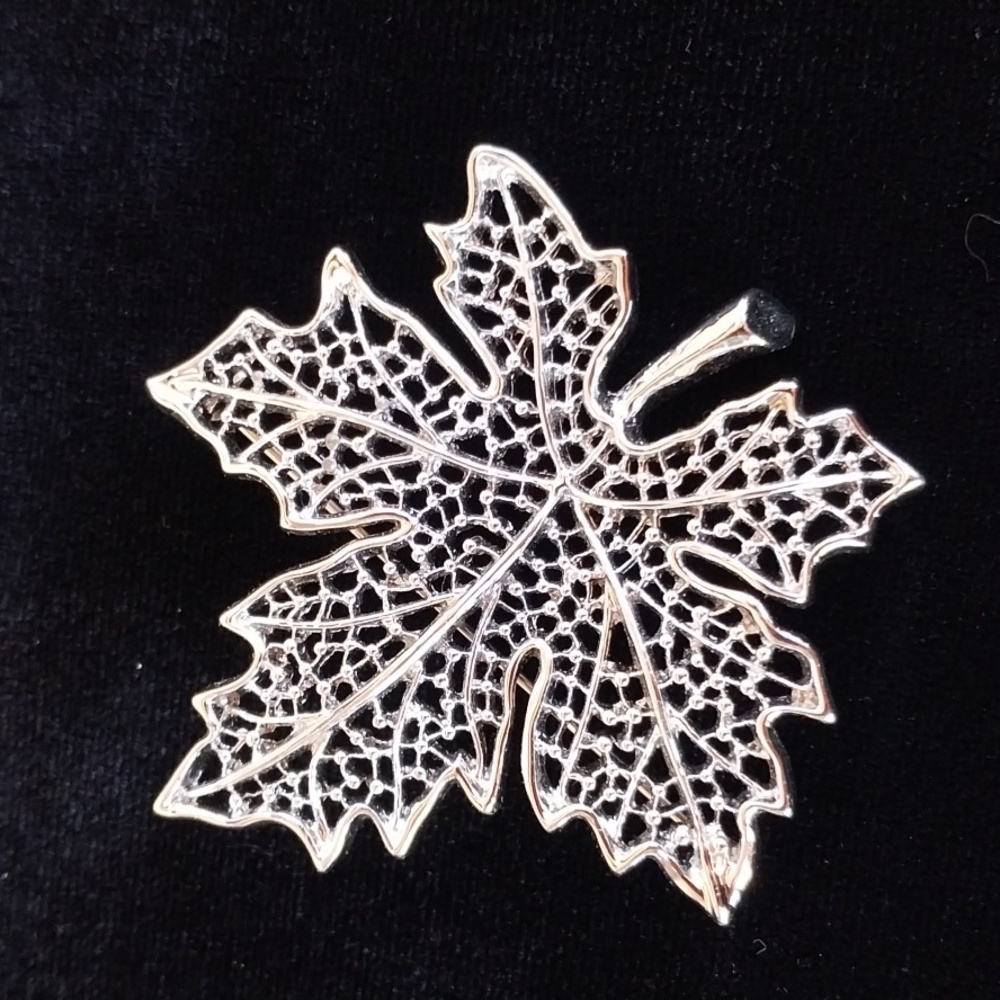 Vintage Mid-Century Sarah Coventry “Summer Frost” Leaf Brooch Silver Tone Signed
